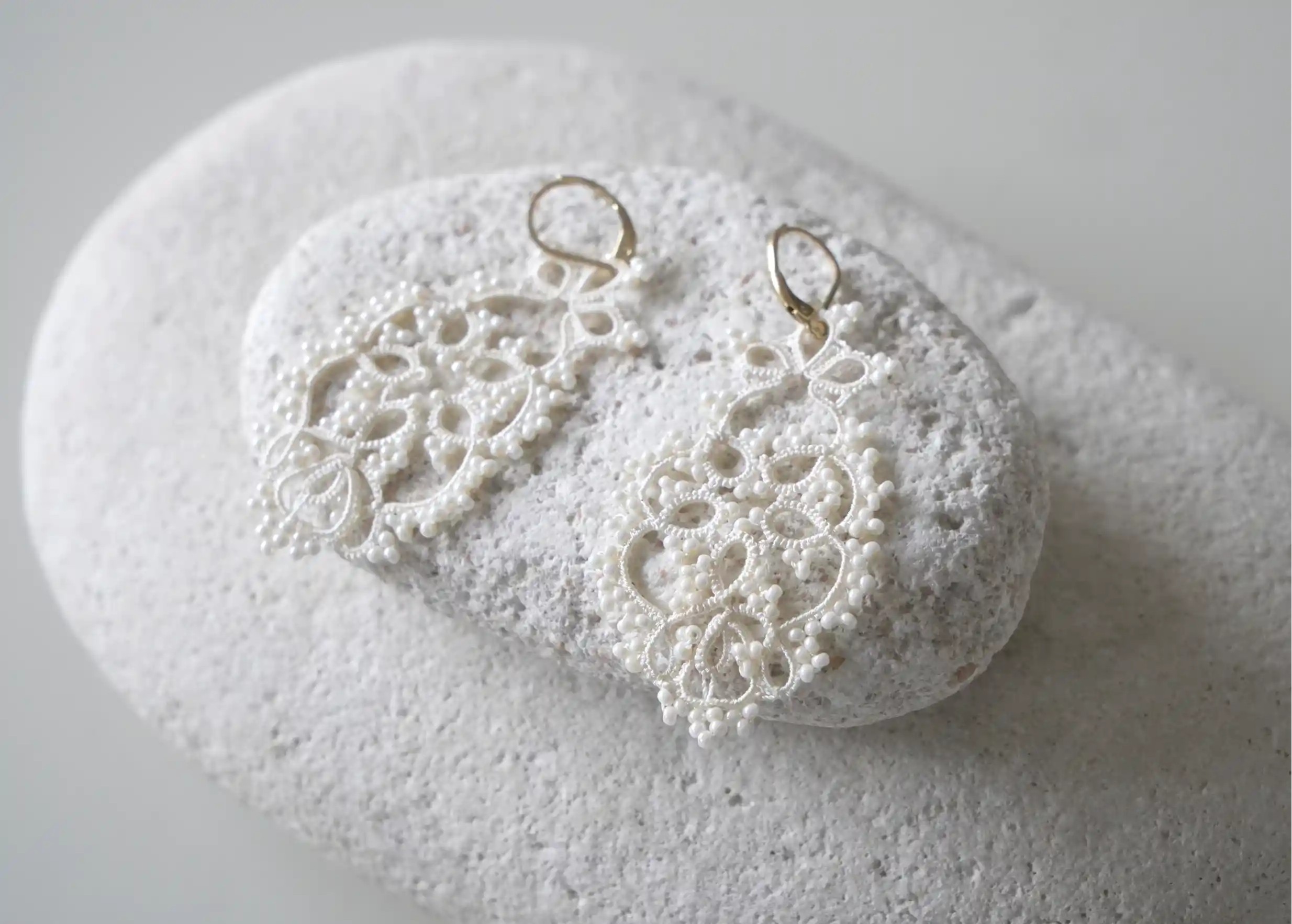 Boucles d'oreilles en dentelle, fait main, modèle Tree de la marque Karawan, coloris ivoire clair