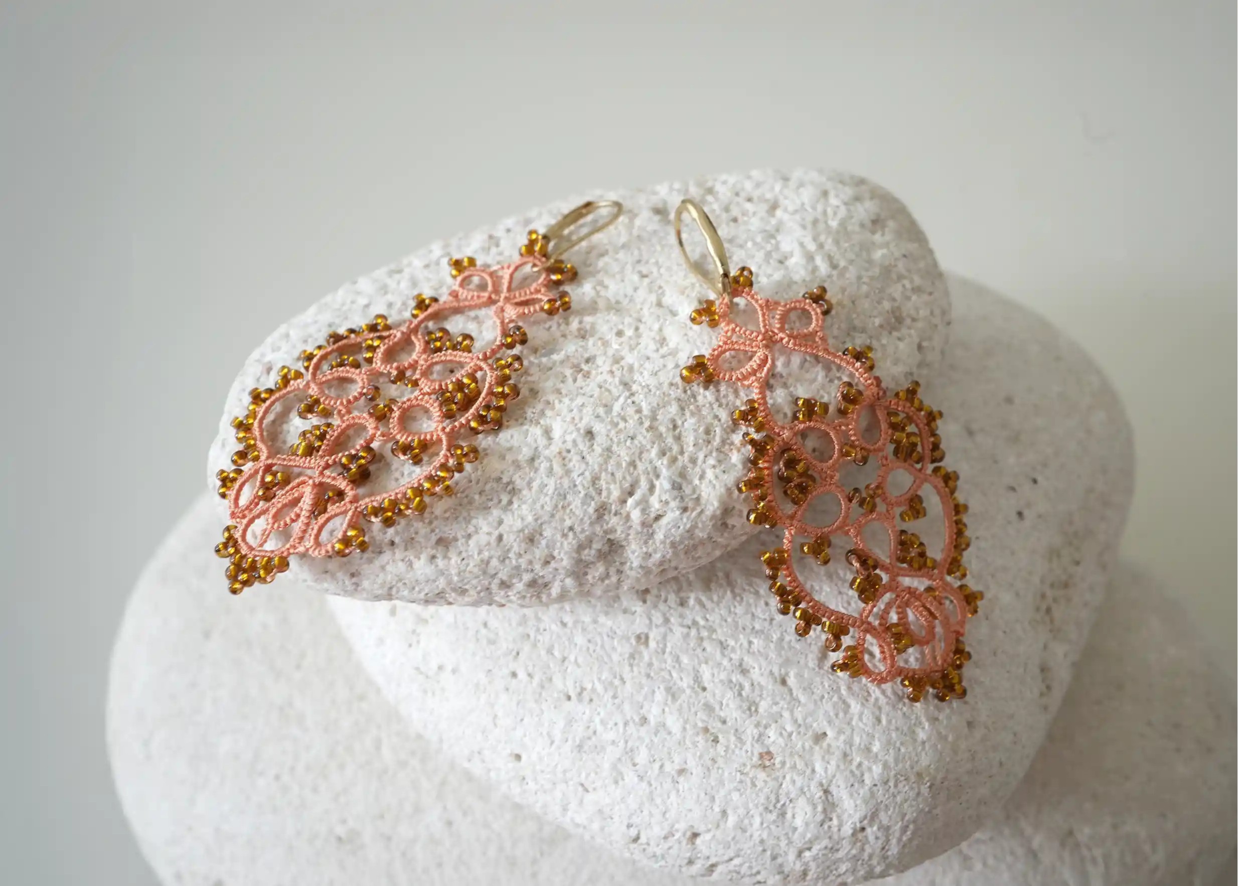 Boucles d'oreilles en dentelle, fait main, modèle Tree de la marque Karawan, coloris orange cuivre