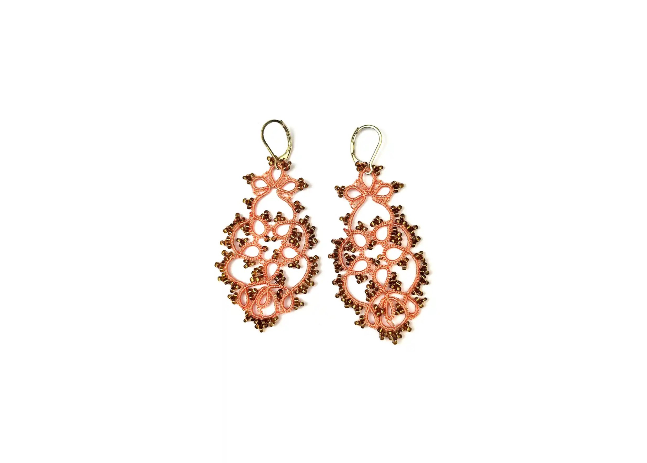 Boucles d'oreilles en dentelle, fait main, modèle Tree, coloris orange cuivre, photo prise sur fond blanc