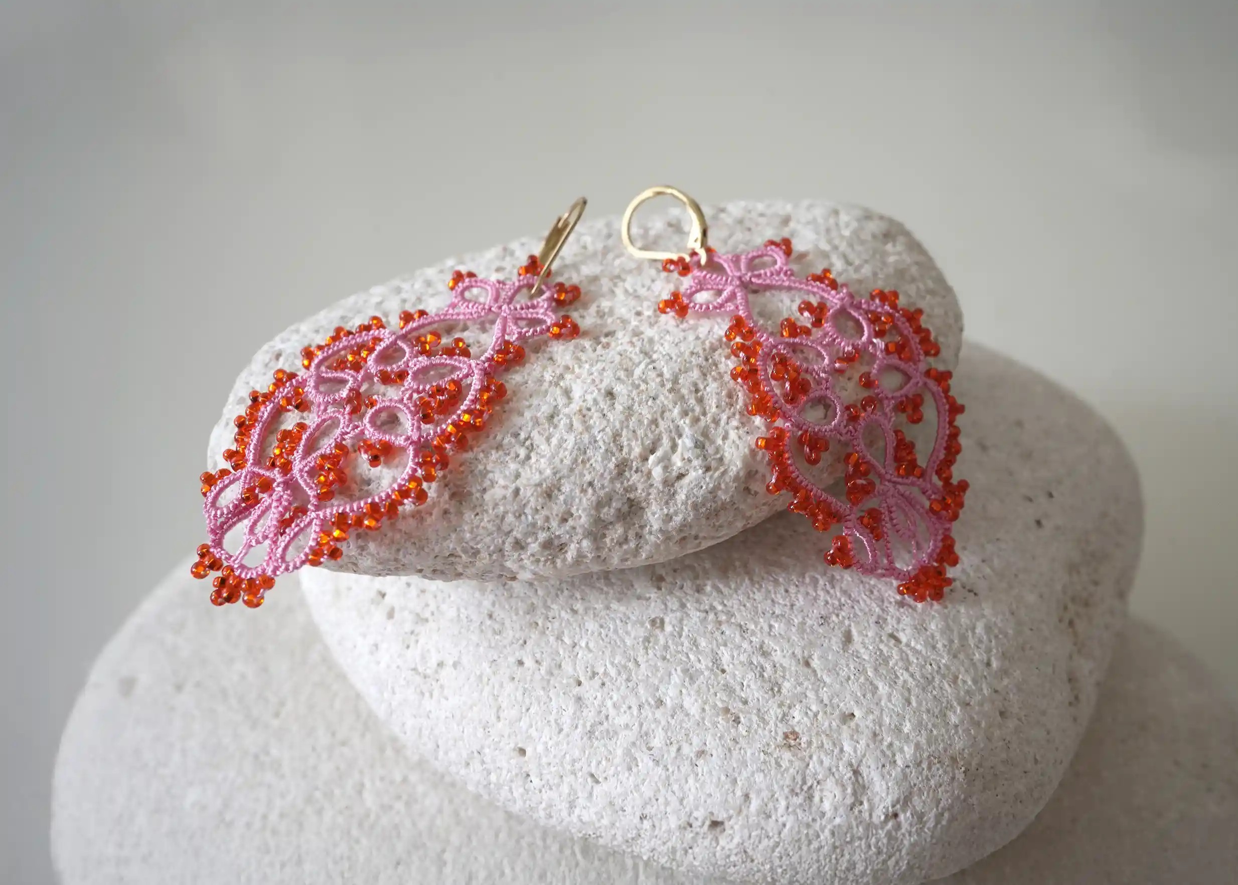 Boucles d'oreilles en dentelle, fait main, modèle Tree de la marque Karawan, coloris rose rouge