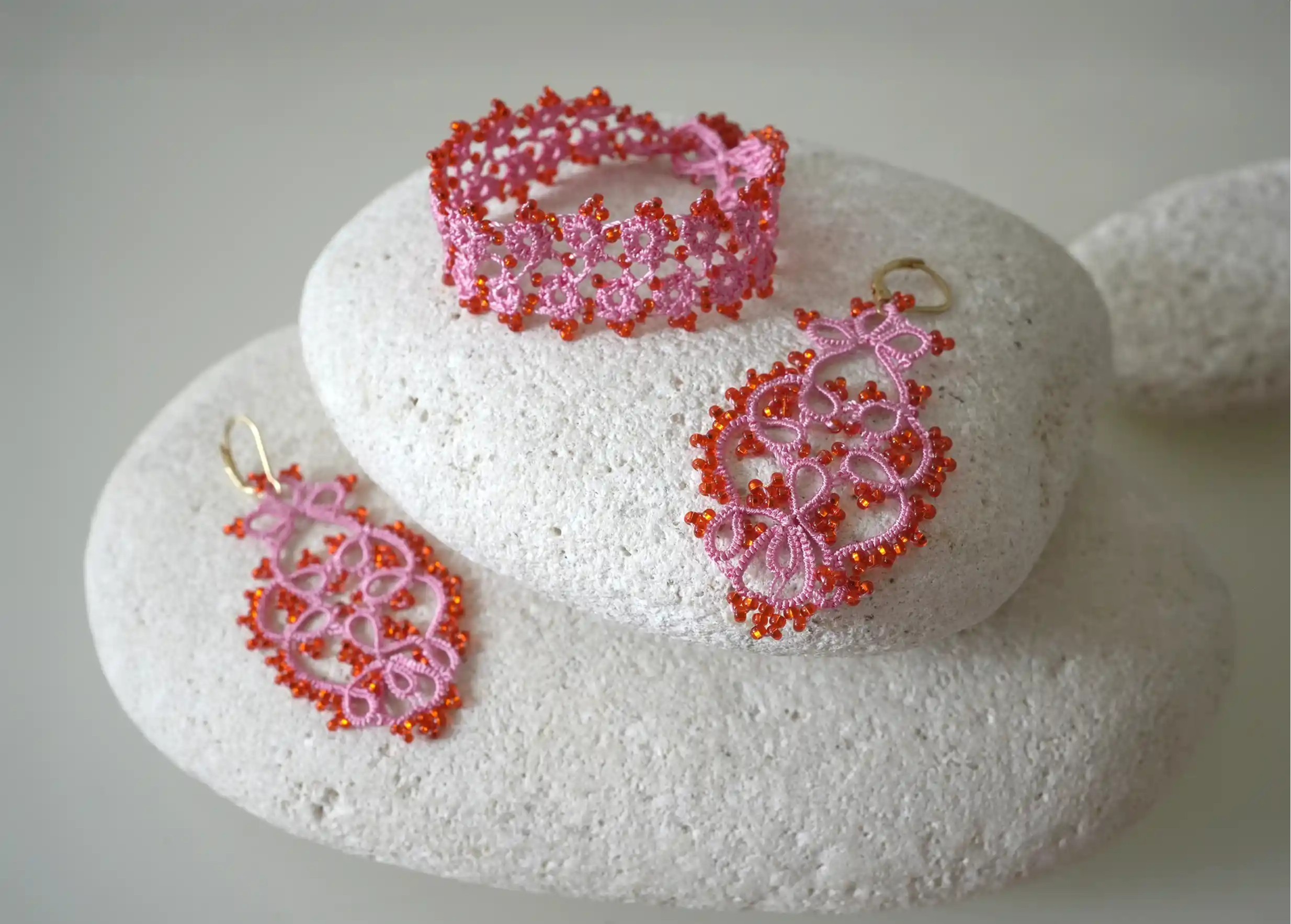 Handmade lace jewellery set, TREE model, rose red colour