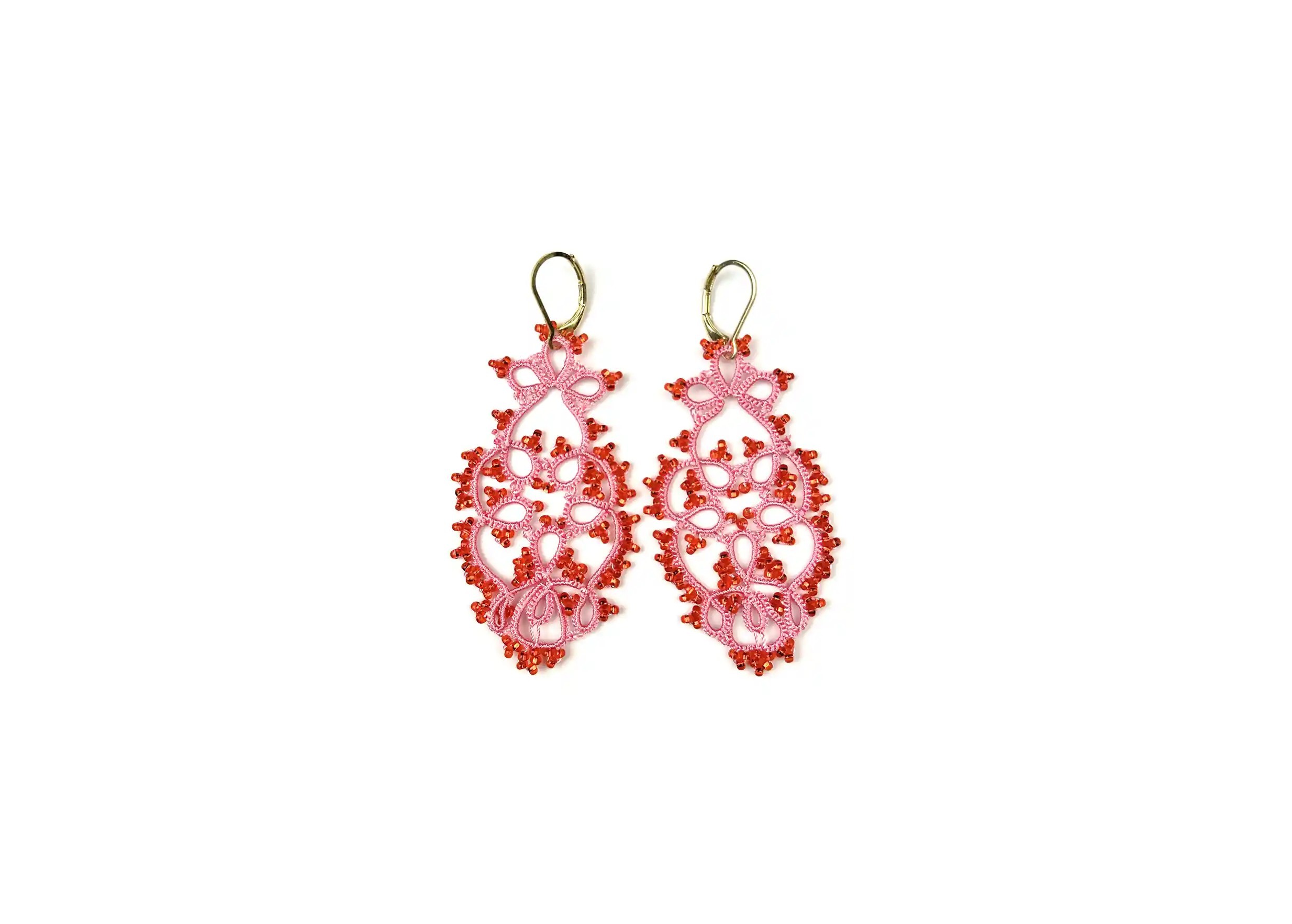 Boucles d'oreilles en dentelle, fait main, modèle Tree, coloris rose rouge, photo prise sur fond blanc