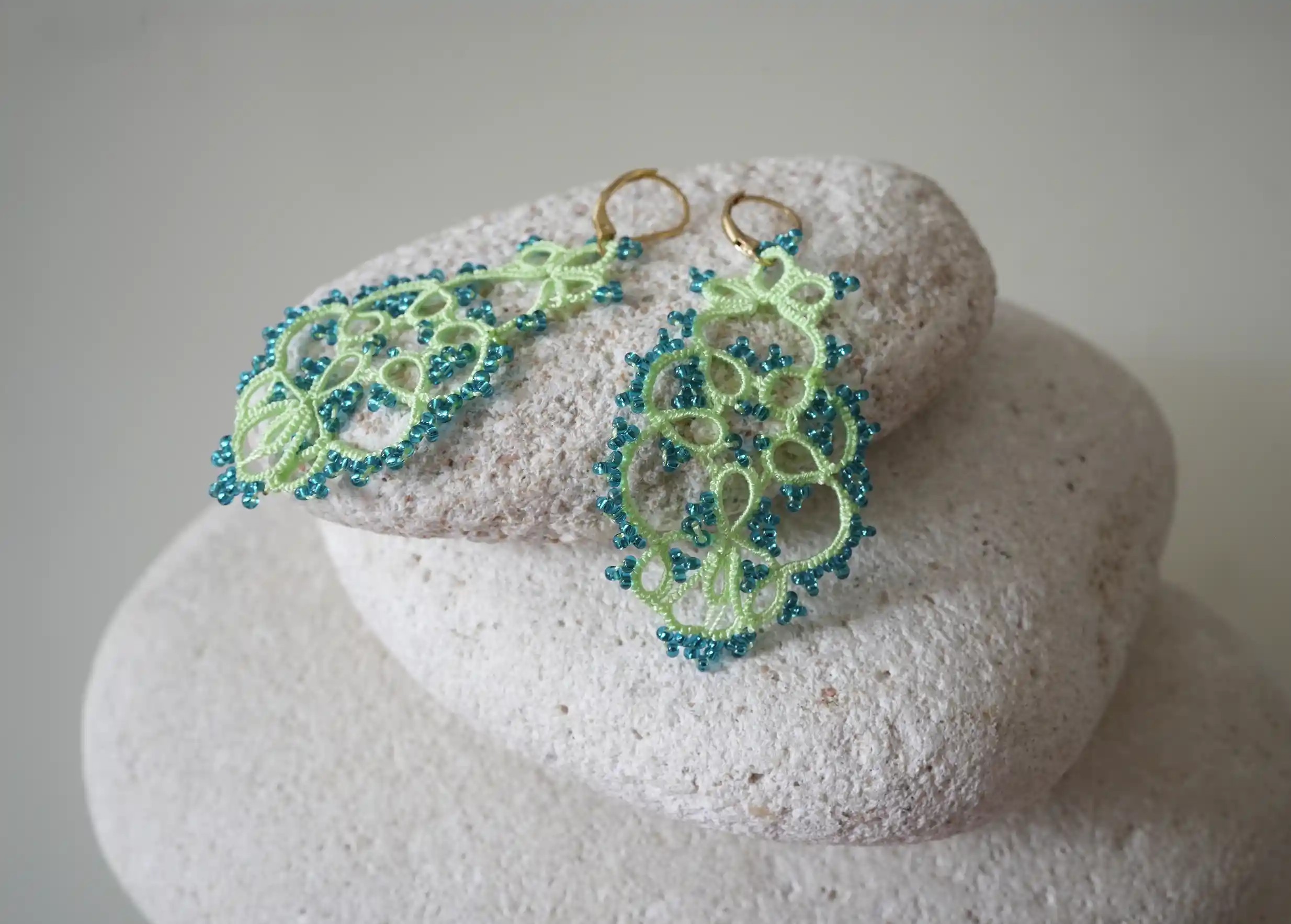Boucles d'oreilles en dentelle, fait main, modèle Tree de la marque Karawan, coloris vert émeraude