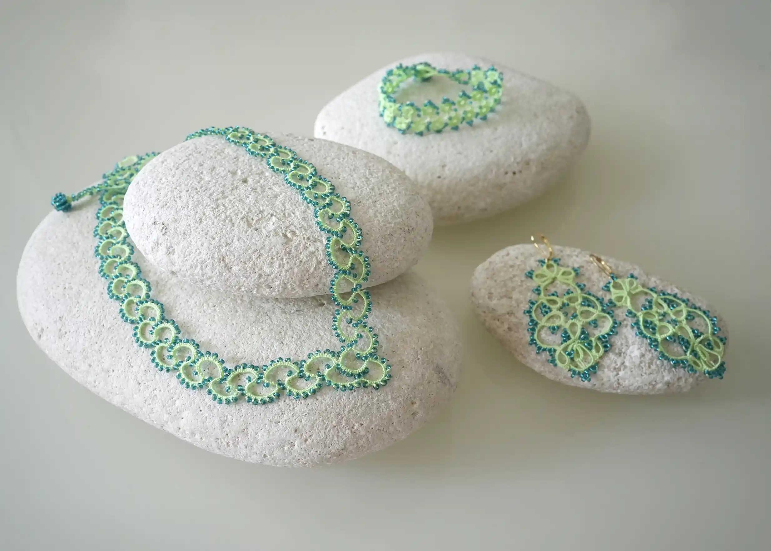 Handmade lace jewellery set, TREE model, emerald green colour