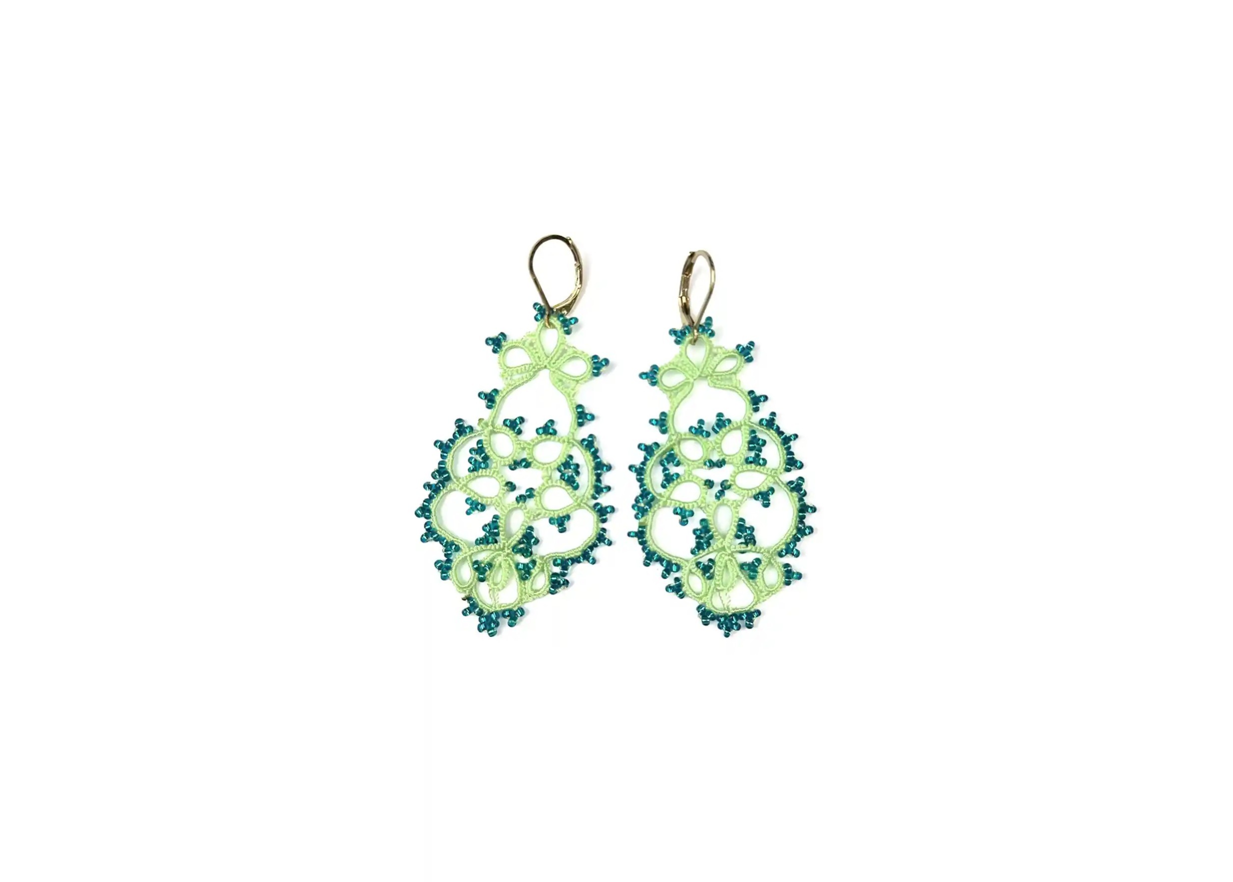Boucles d'oreilles en dentelle, fait main, modèle Tree, coloris vert émeraude, photo prise sur fond blanc