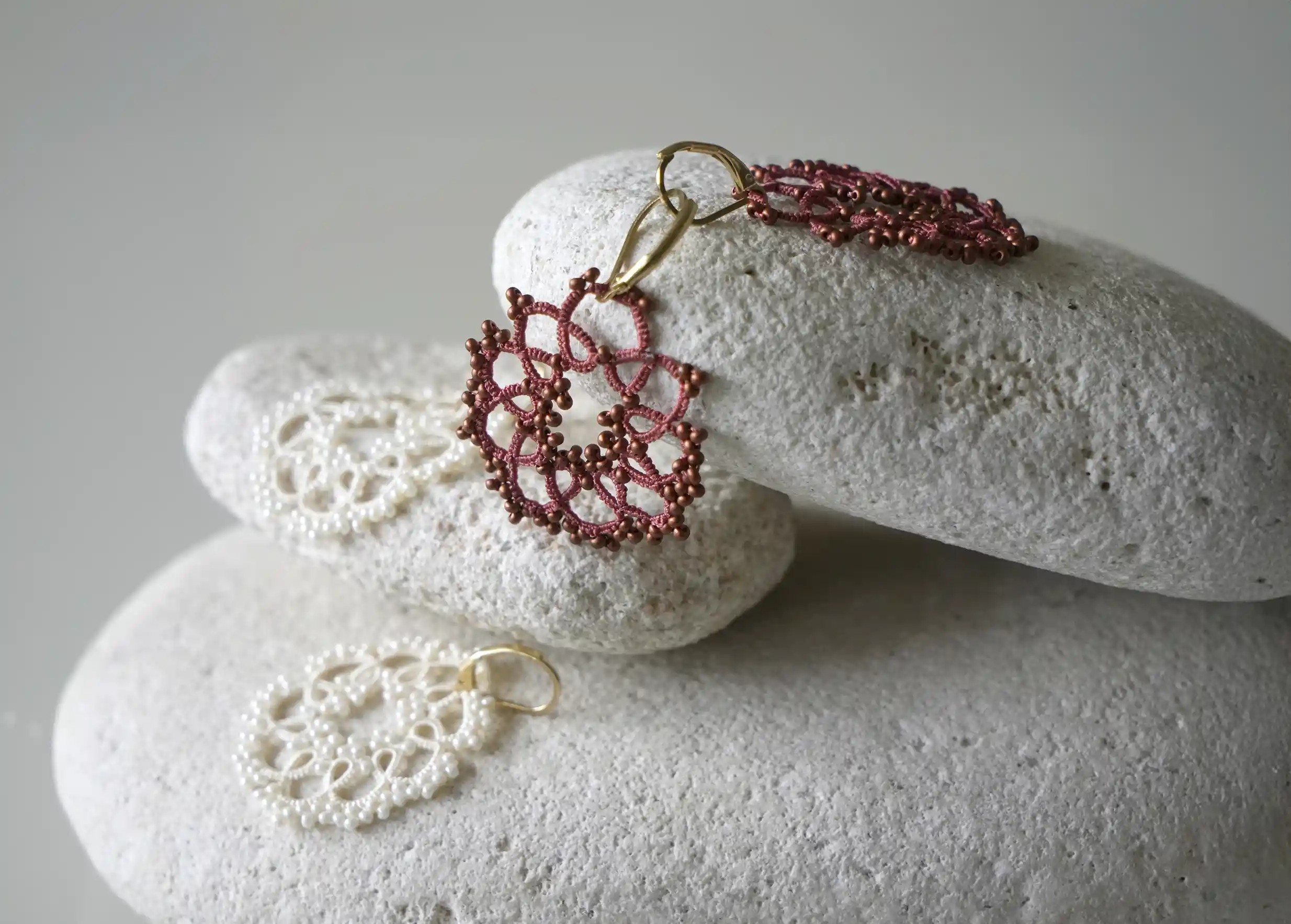 Boucles d'oreilles réalisées en fil et perles, au motif géométrique, modèle Flower