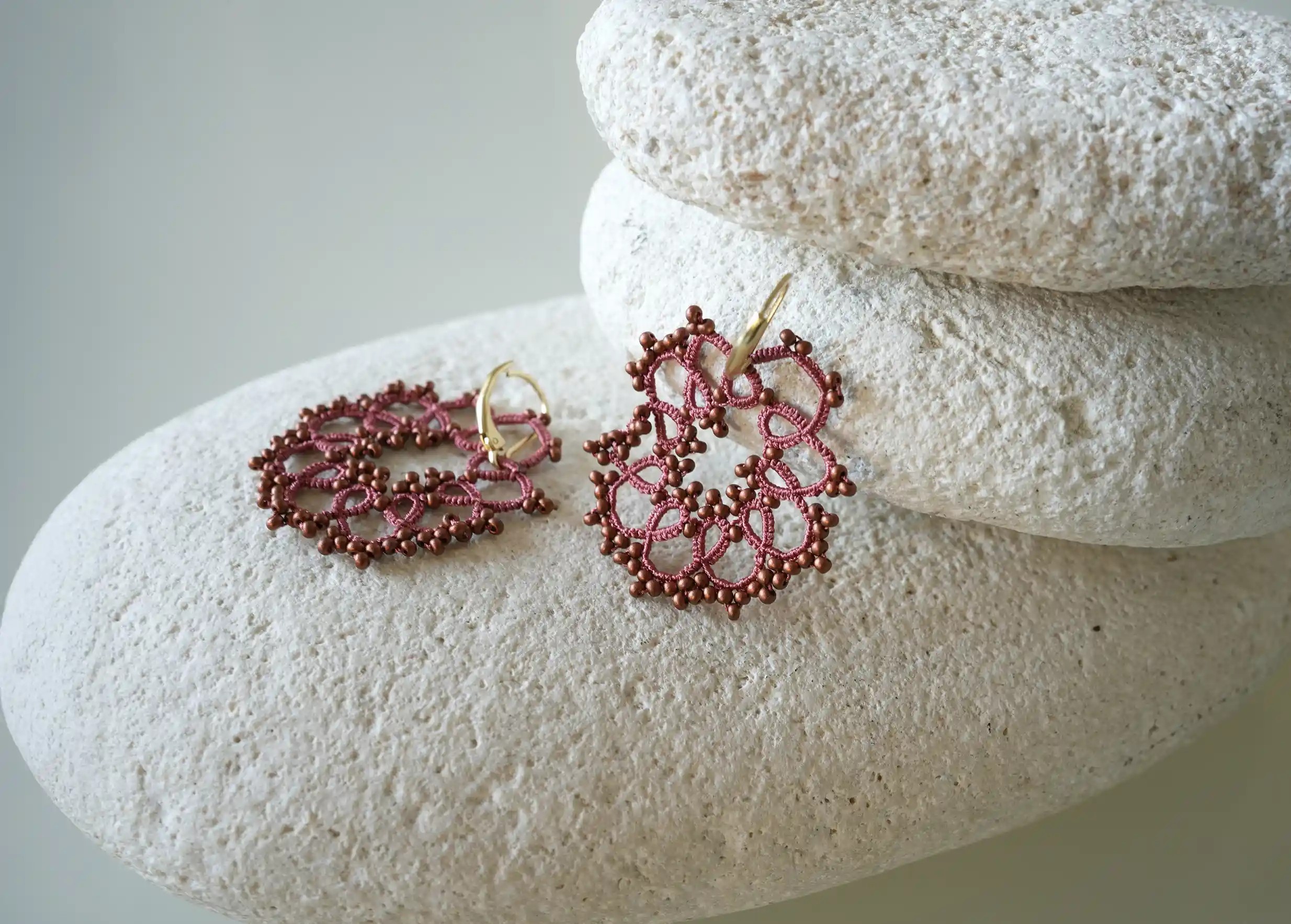 Boucles d'oreilles réalisées en fil et perles, au motif géométrique, modèle Flower, coloris cuivre mat