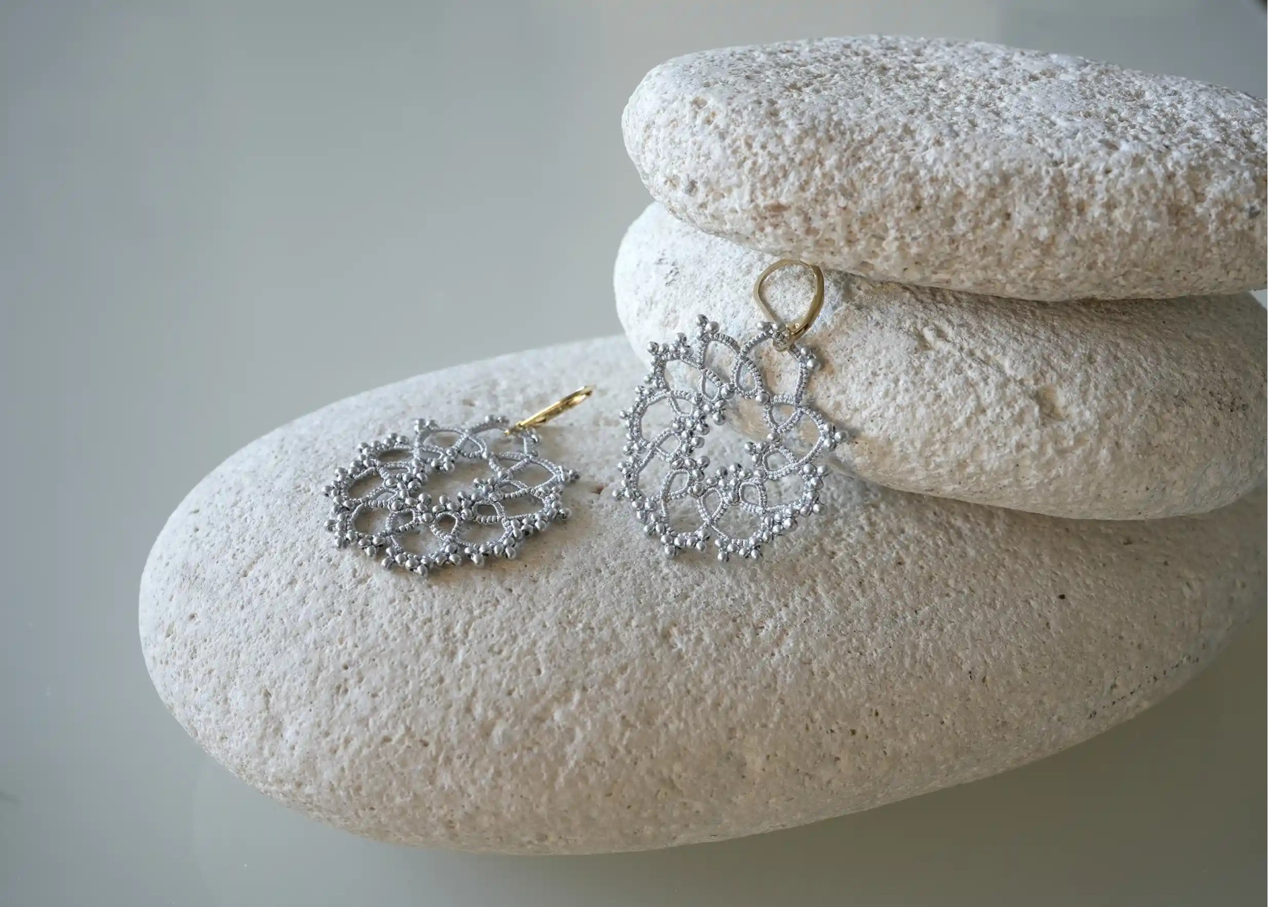 Boucles d'oreilles réalisées en fil et perles, au motif géométrique, modèle Flower, coloris gris argent