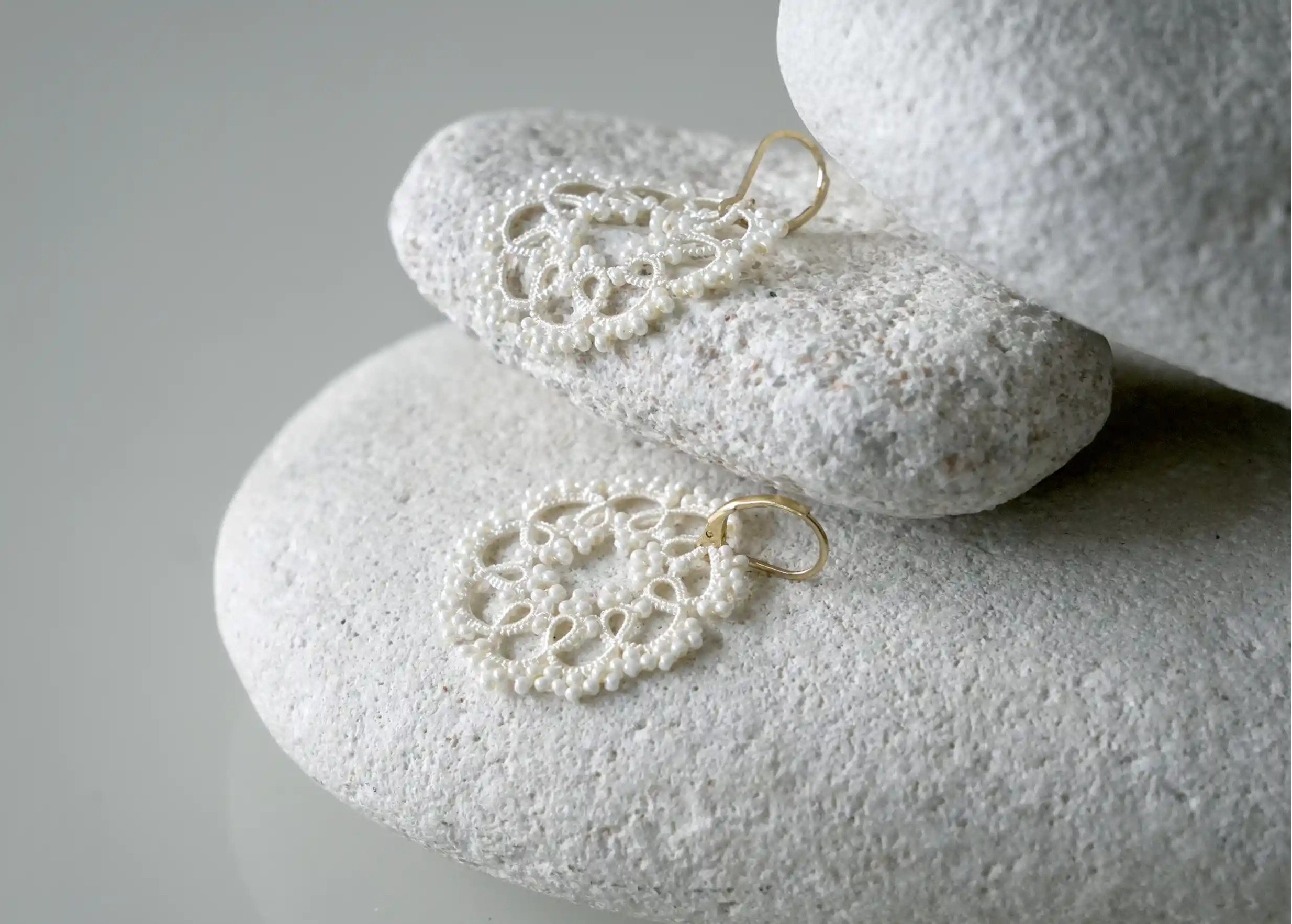 Boucles d'oreilles réalisées en fil et perles, au motif géométrique, modèle Flower, coloris ivoire clair