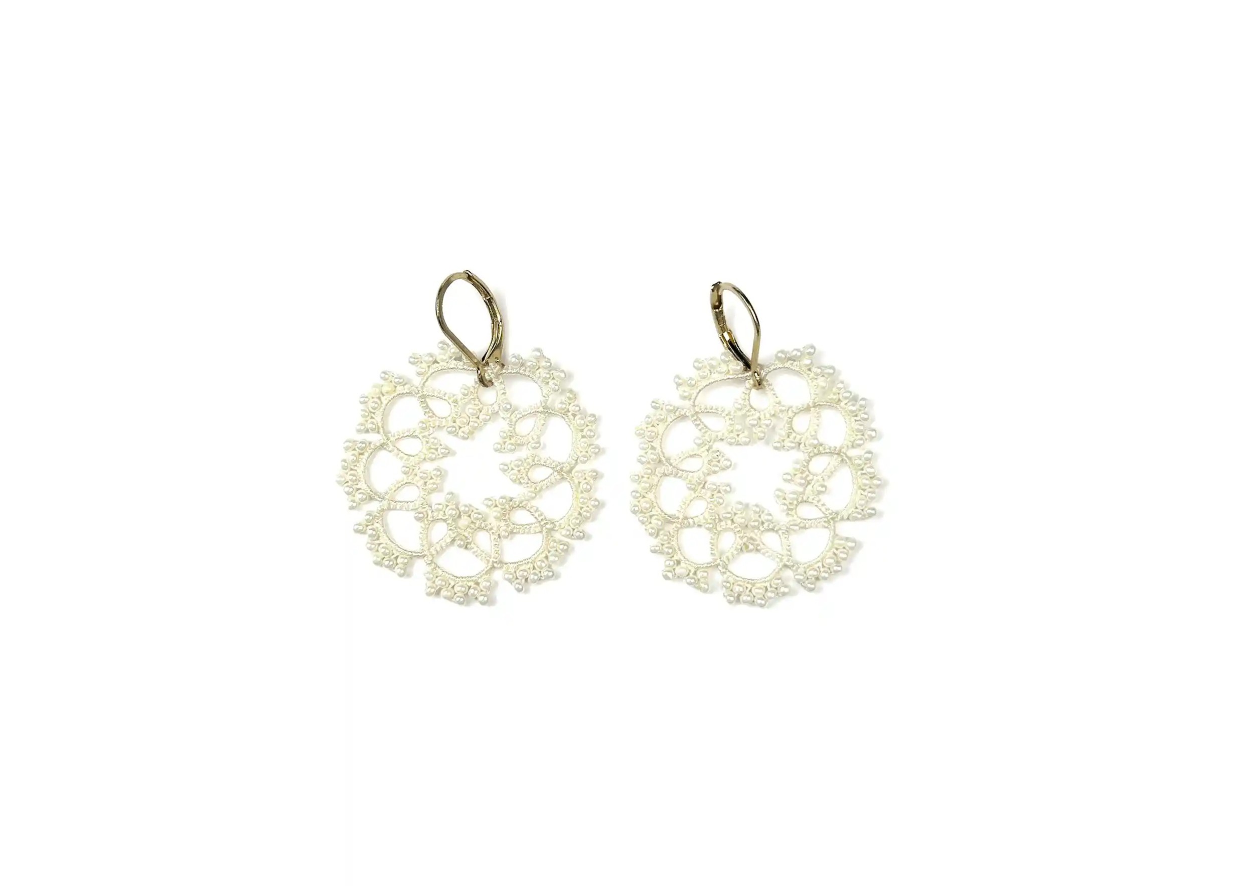 Boucles d'oreilles réalisées en fil et perles, au motif géométrique, coloris ivoire clair, photo prise sur fond blanc