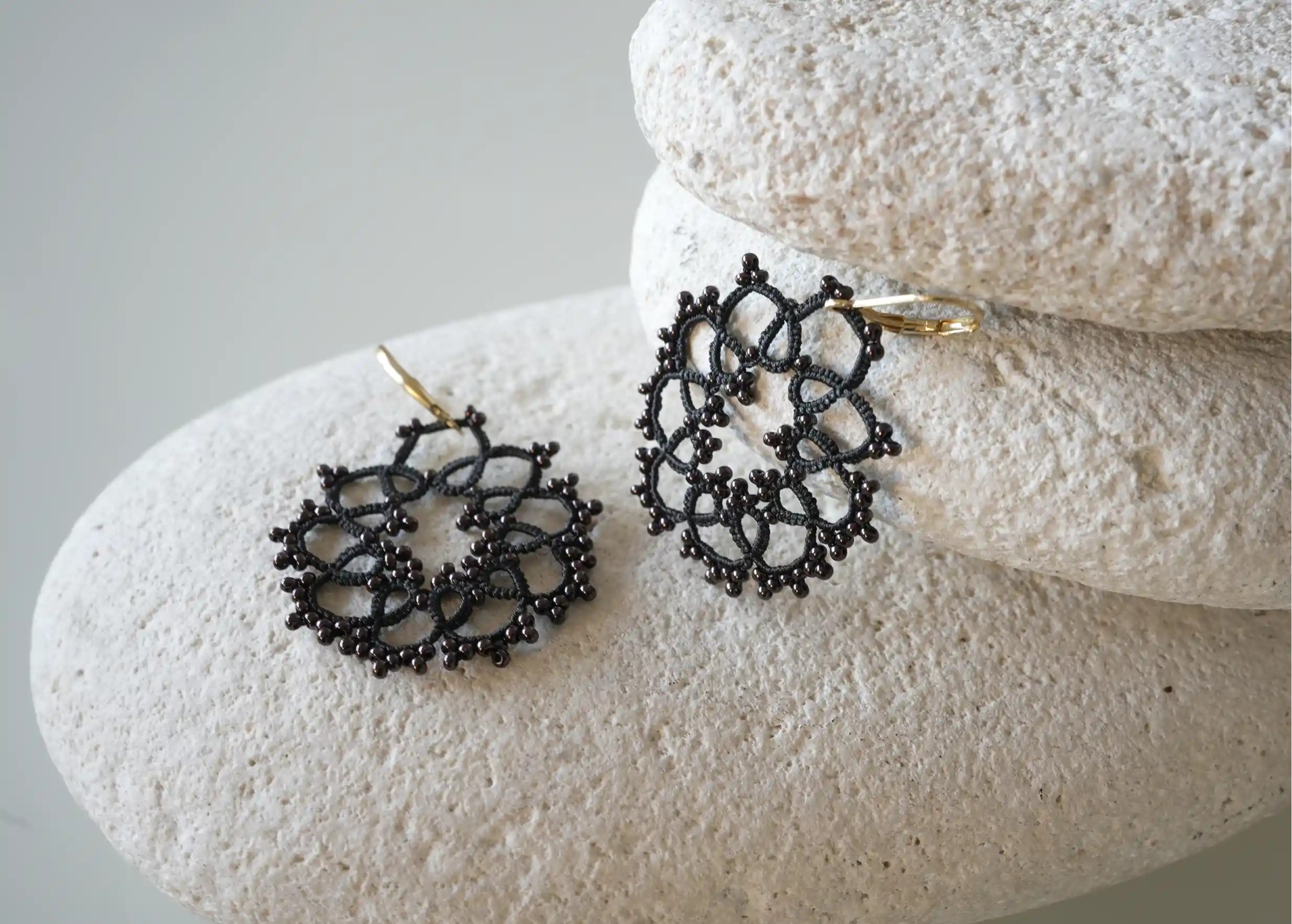 Boucles d'oreilles réalisées en fil et perles, au motif géométrique, modèle Flower, coloris noir cuivre