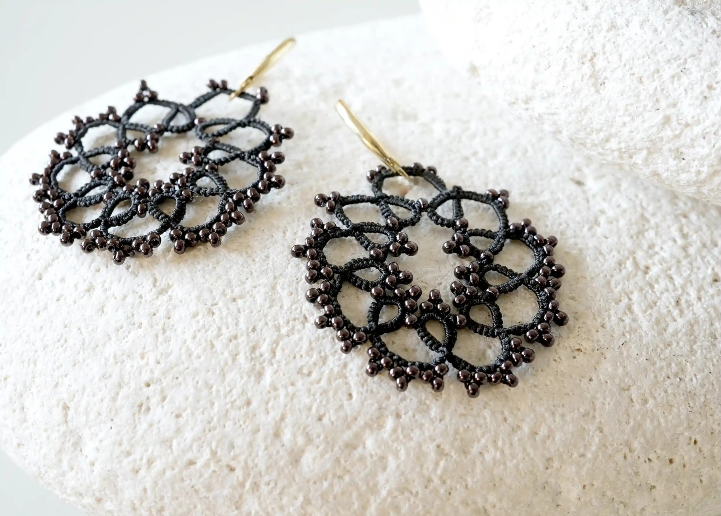 Boucles d'oreilles réalisées en fil et perles, au motif géométrique, modèle Flower, noir cuivre