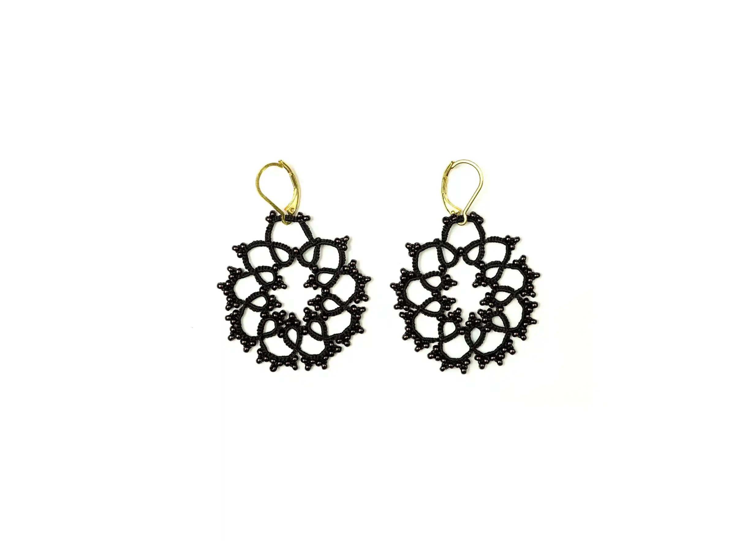 Boucles d'oreilles réalisées en fil et perles, au motif géométrique, coloris noir cuivre, photo prise sur fond blanc