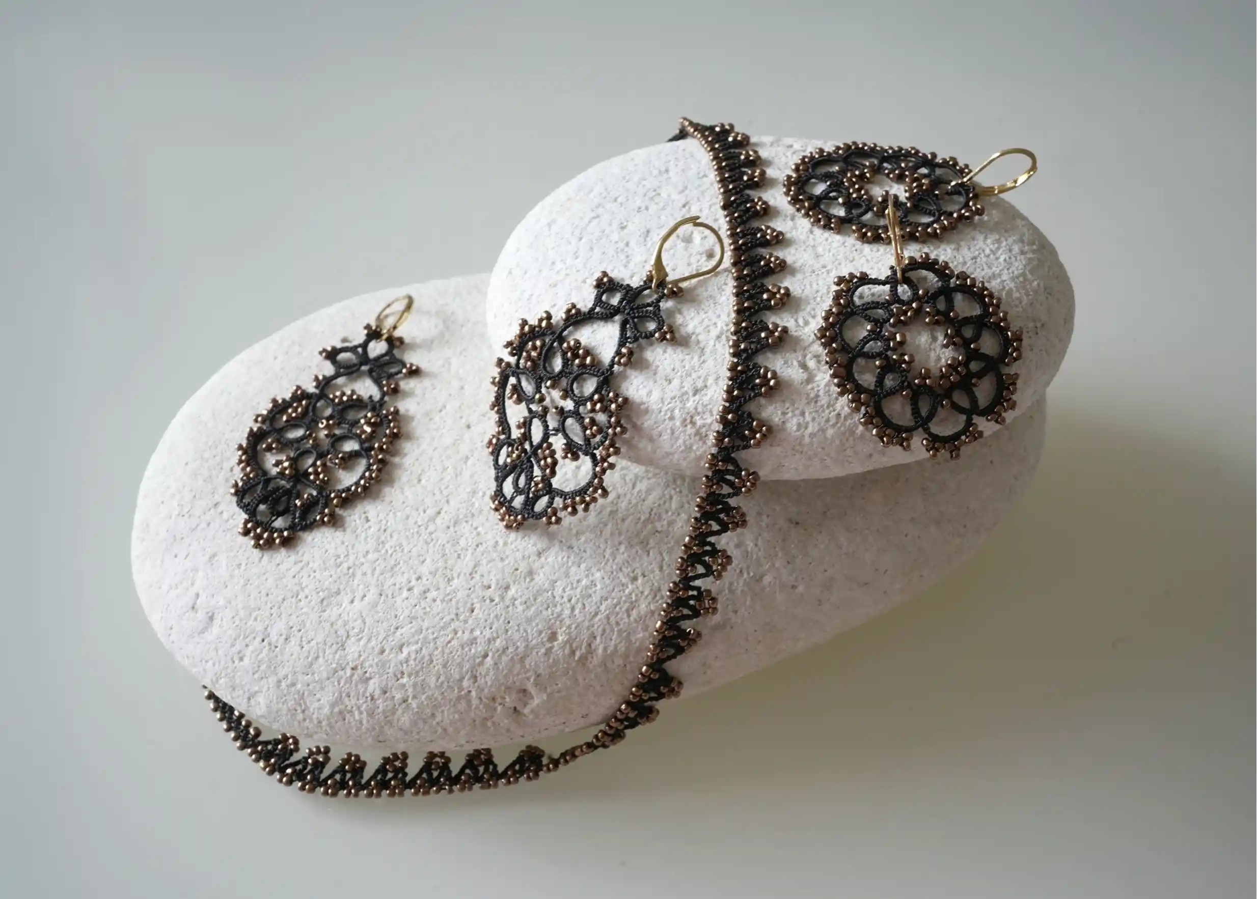 Ensemble de bijoux réalisées en fil et perles, au motif géométrique, modèle Flower, coloris noir cuivre