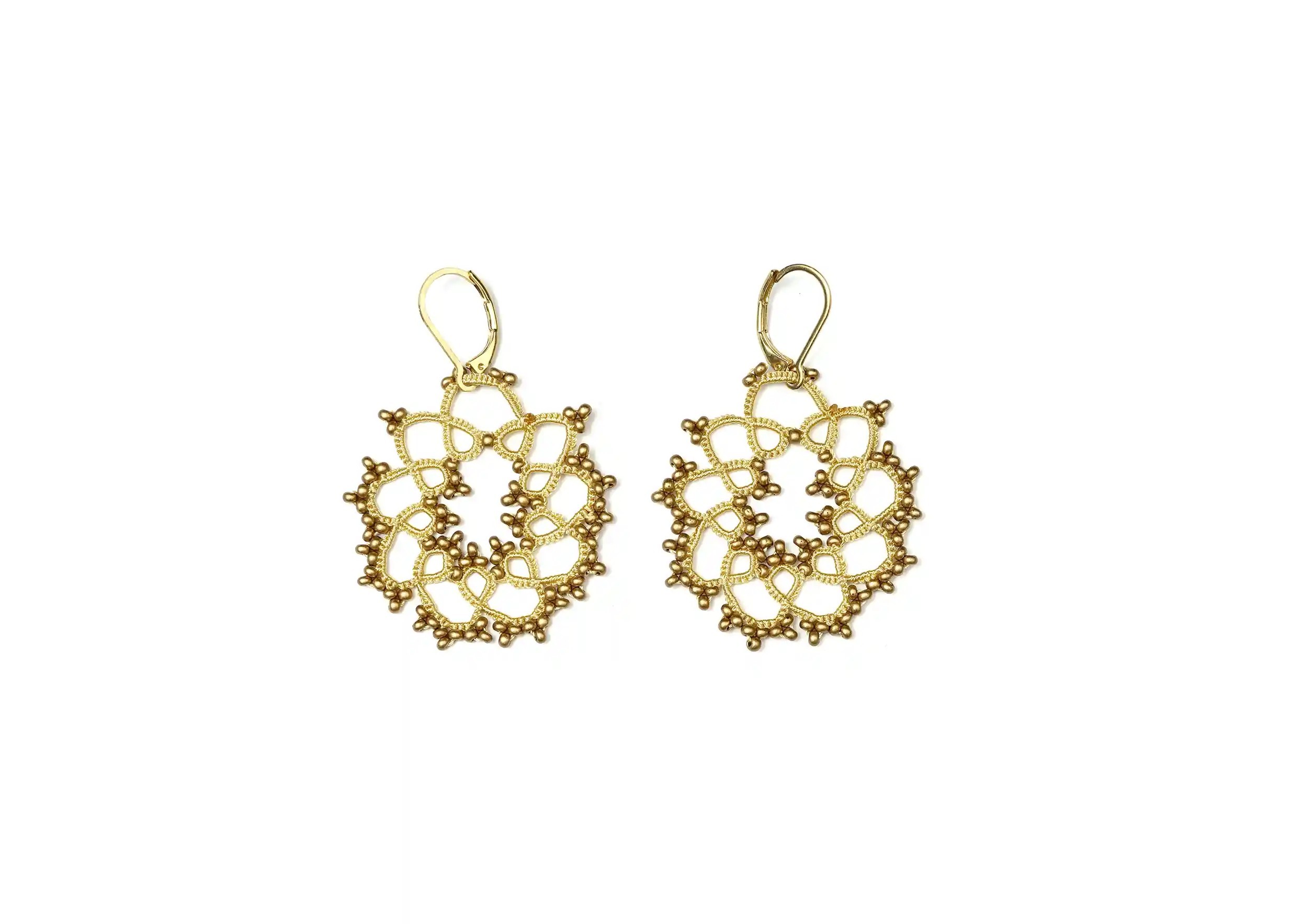 Boucles d'oreilles réalisées en fil et perles, au motif géométrique, coloris or mat, photo prise sur fond blanc