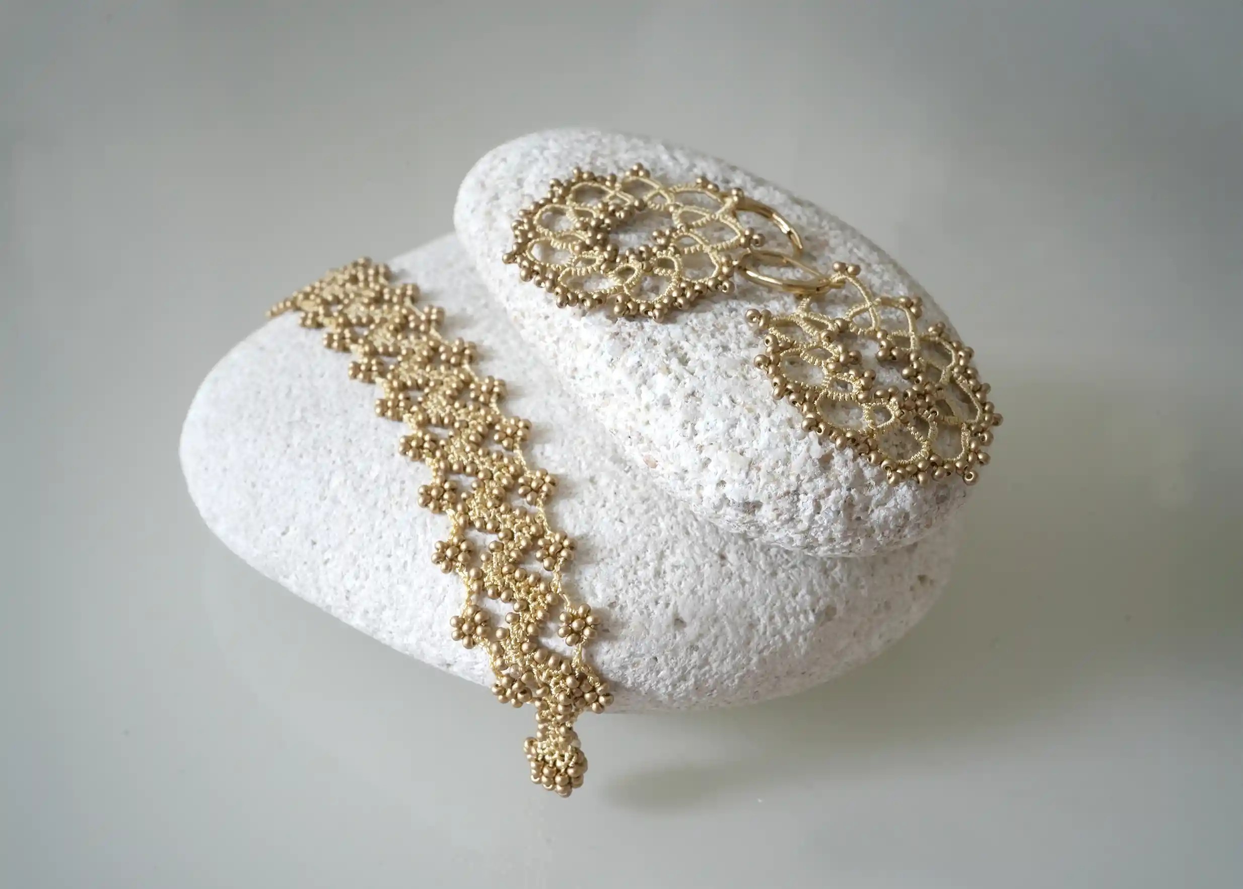 Ensemble de bijoux réalisées en fil et perles, au motif géométrique, modèle Flower, coloris or mat