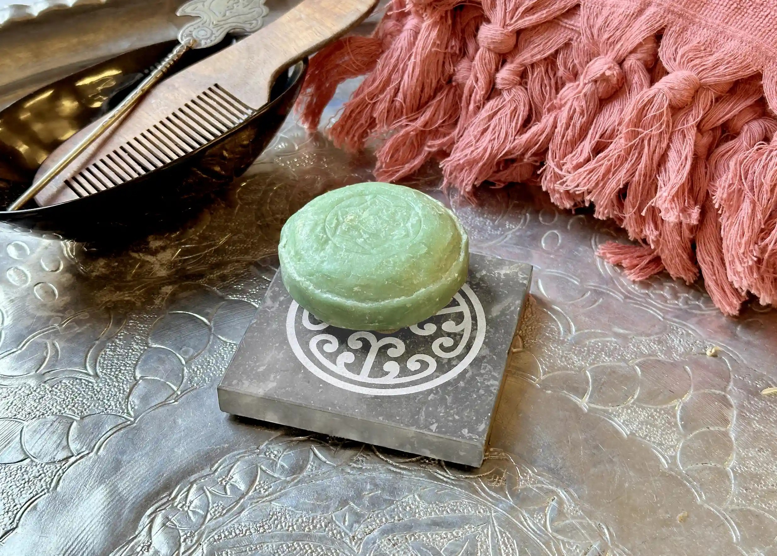 Savon ayurvédique au vetiver posé sur un porte-savon en marbre de la marque Karawan