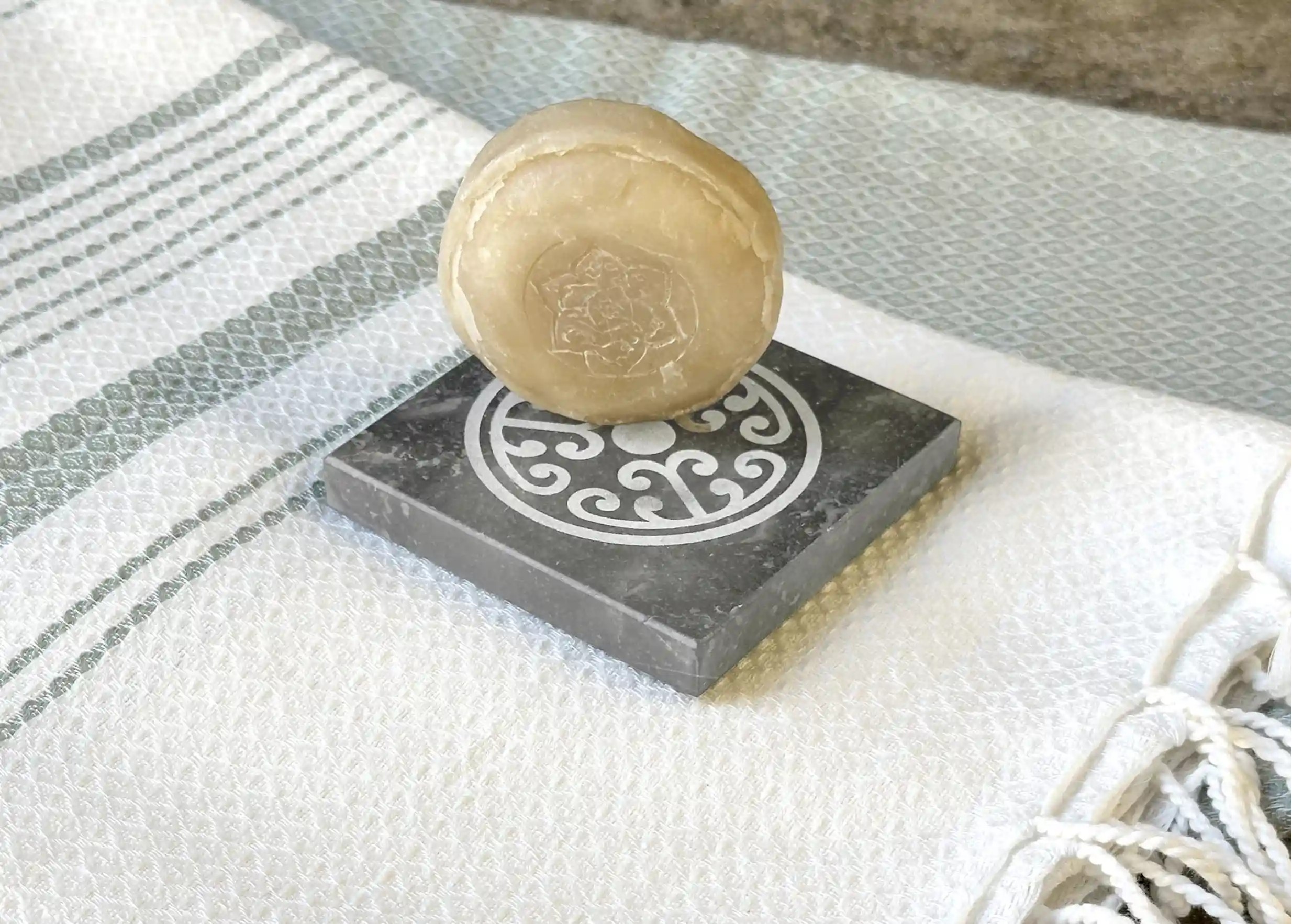Savon ayurvédique sur un porte-savon en marbre de la marque Karawan authentic