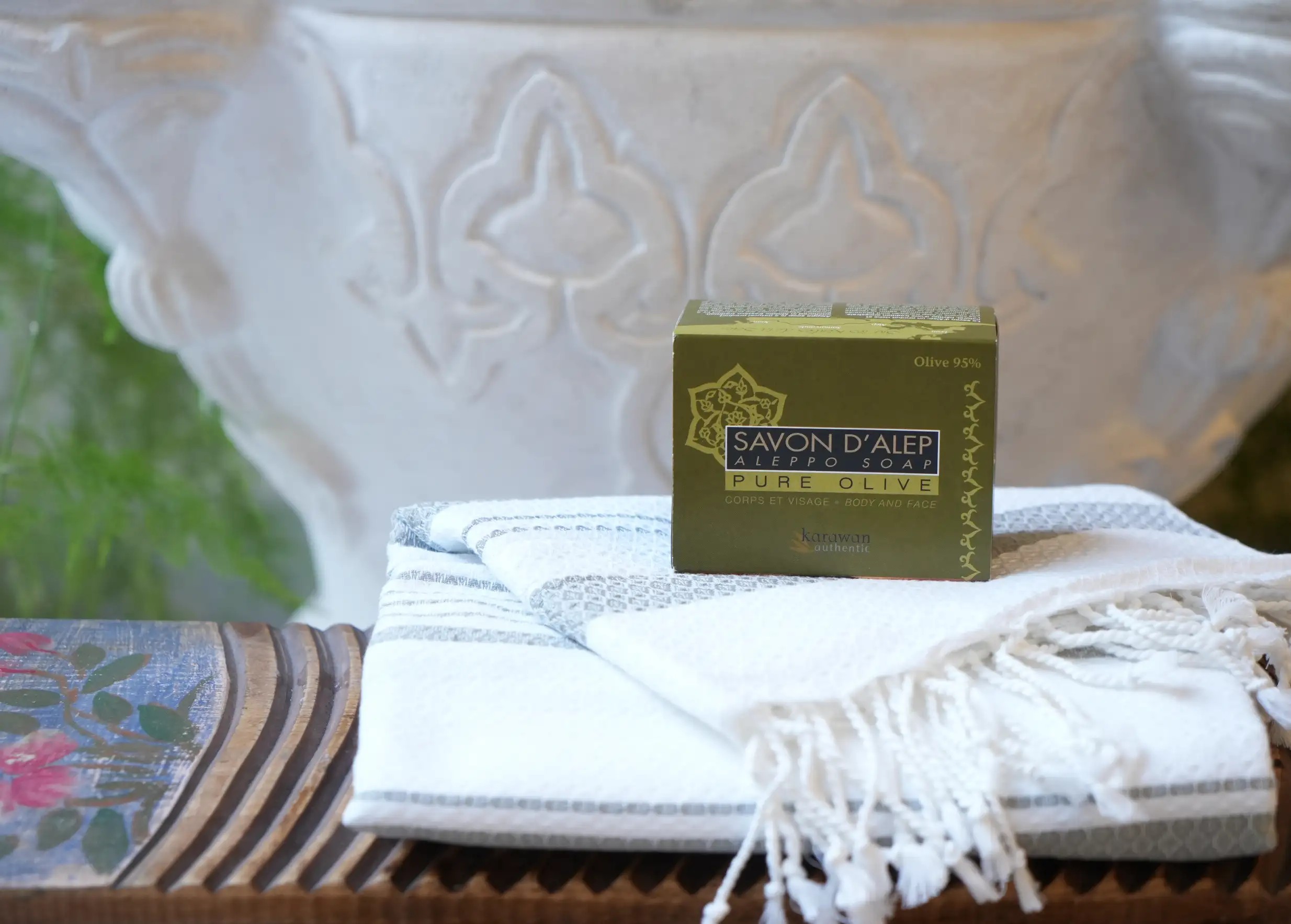 Savon d'Alep 95% huile d'olive sur une fouta en coton biologique