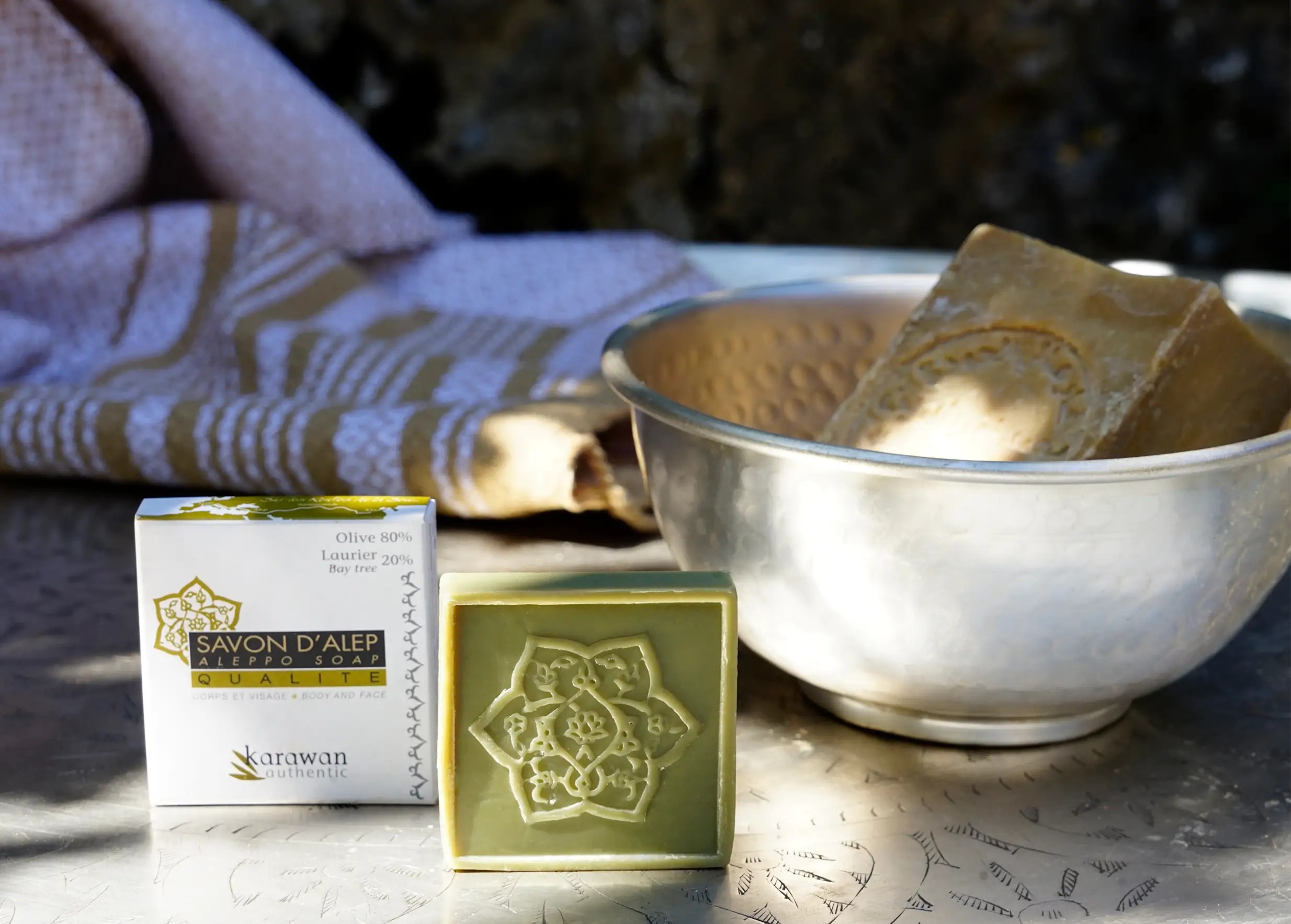 Savonnette d'Alep qualité 20% laurier, et bloc de savon dans un bol hammam