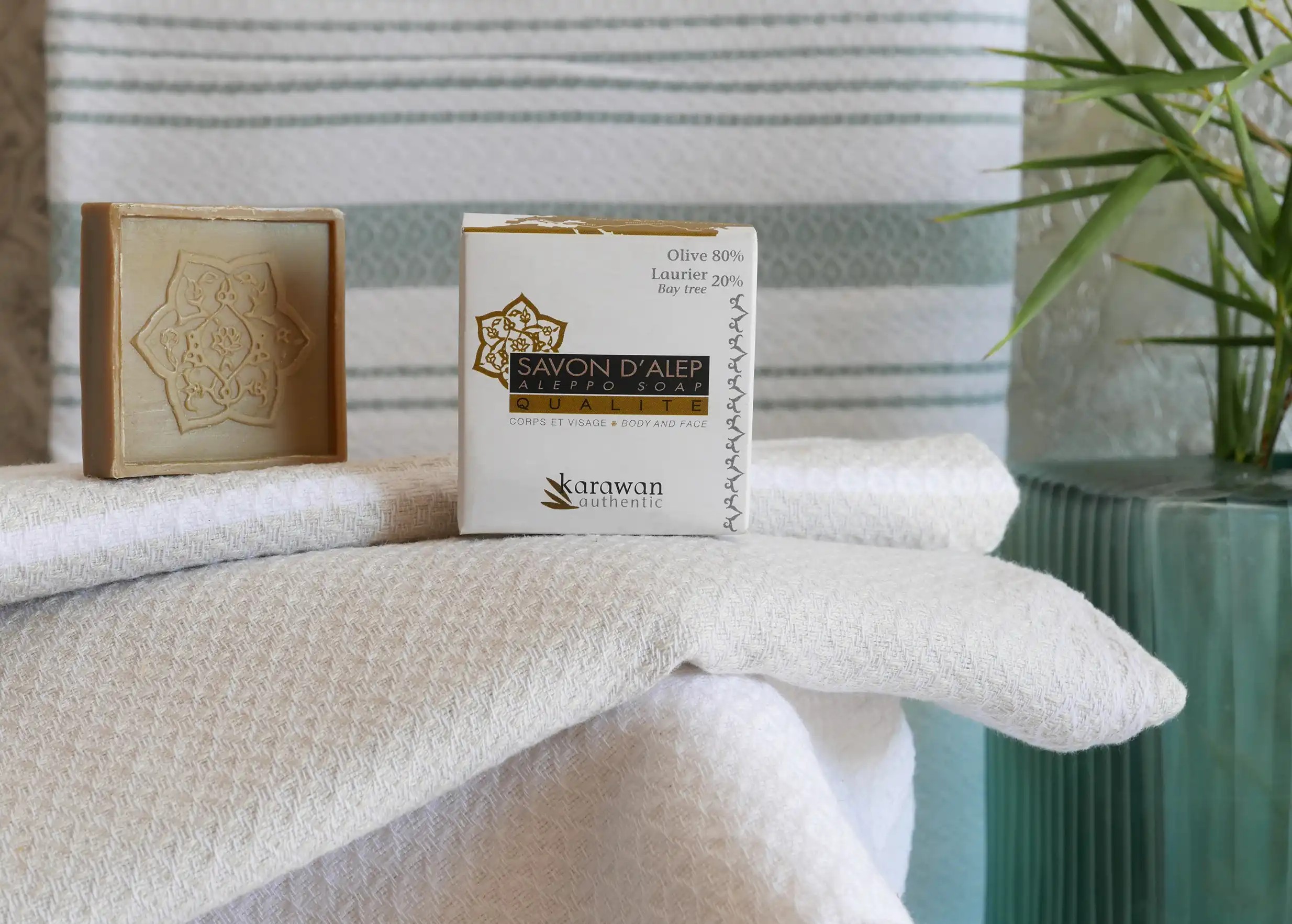 Petit savon d'Alep qualité 20% huile de baies de laurier sur fouta de couleur blanche