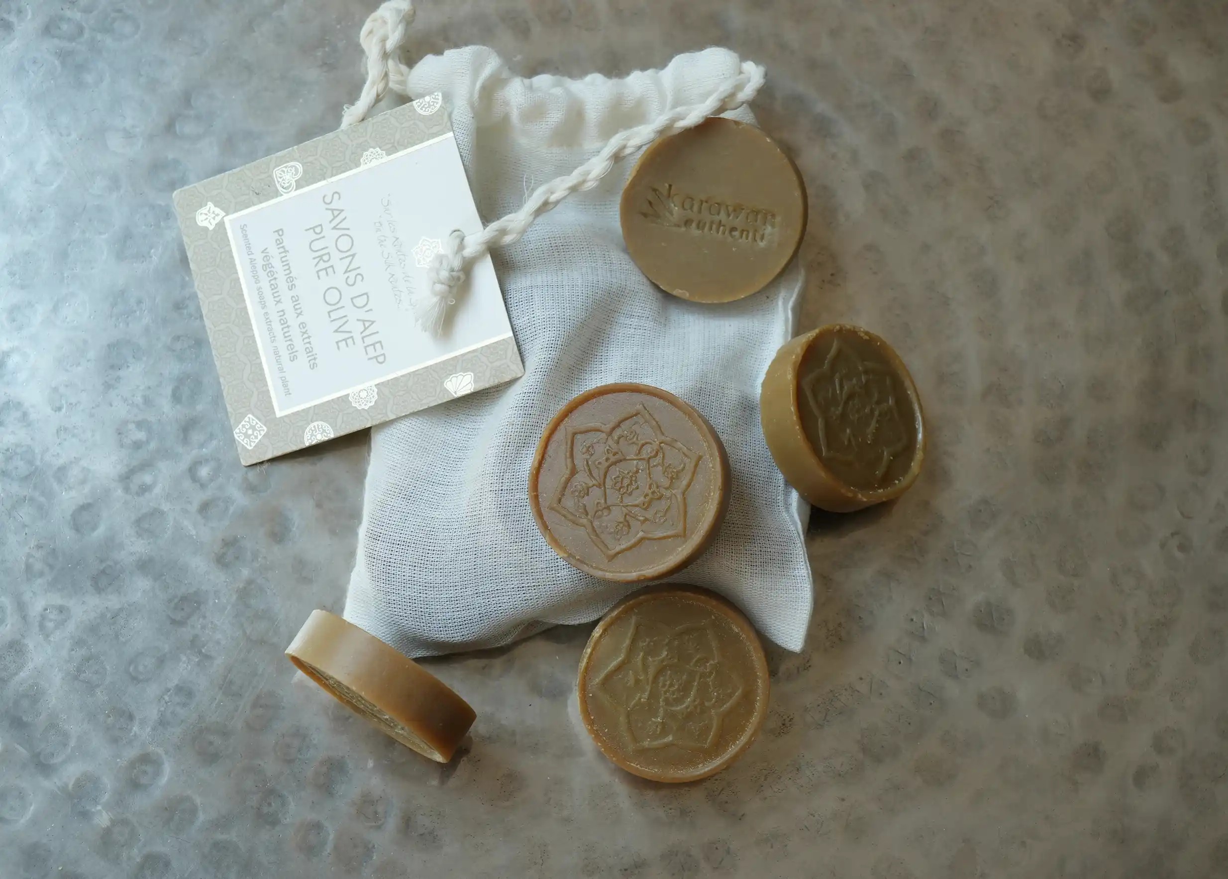 Petits savons d'invités 10g, de forme ronde, et pochon en tissu