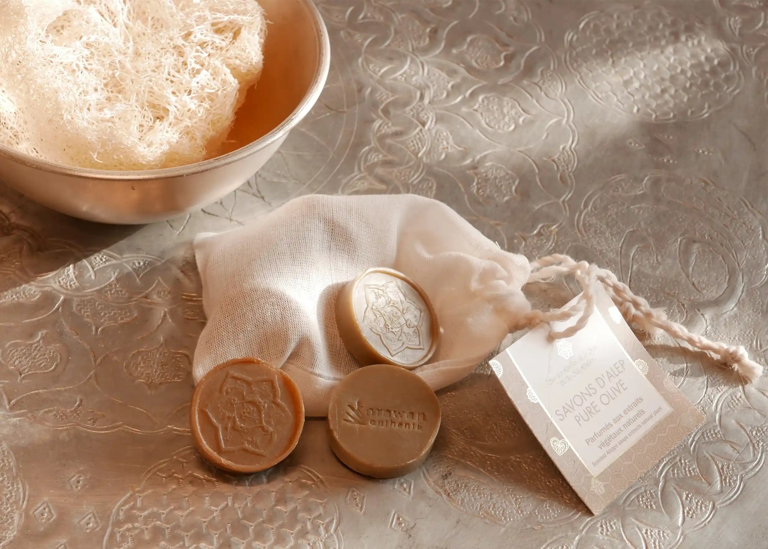 Savons d'Alep d'invités ronds aux motifs tamponnés Karawan, et pochon en tissu naturel