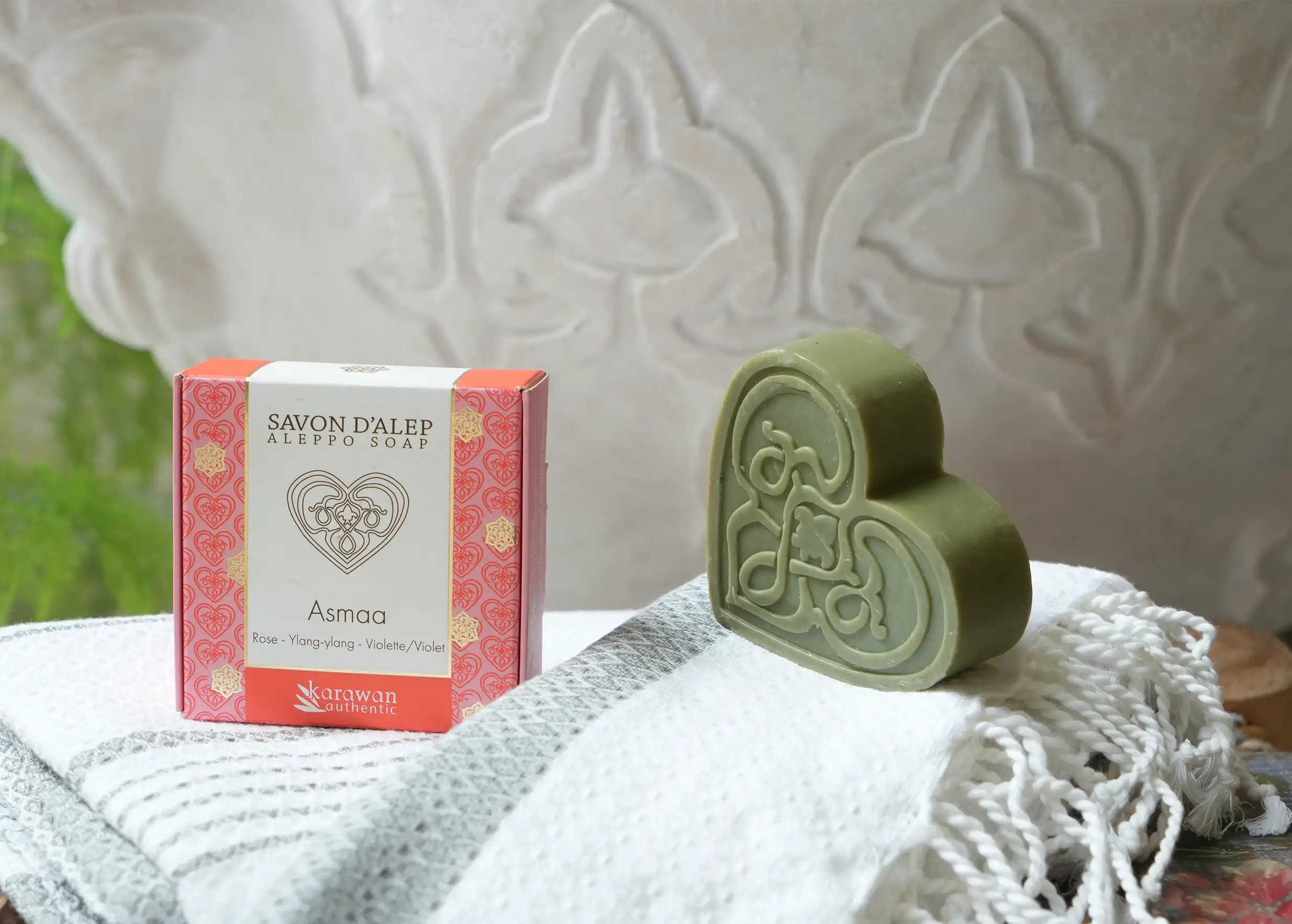 Savon d'Alep parfumé avec sa boite rose dorée aux motifs floraux