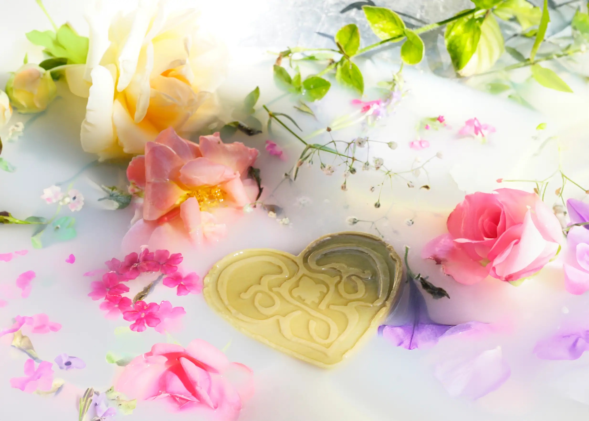 Savon en forme de coeur Asmaa entouré de petites fleurs roses et blanches