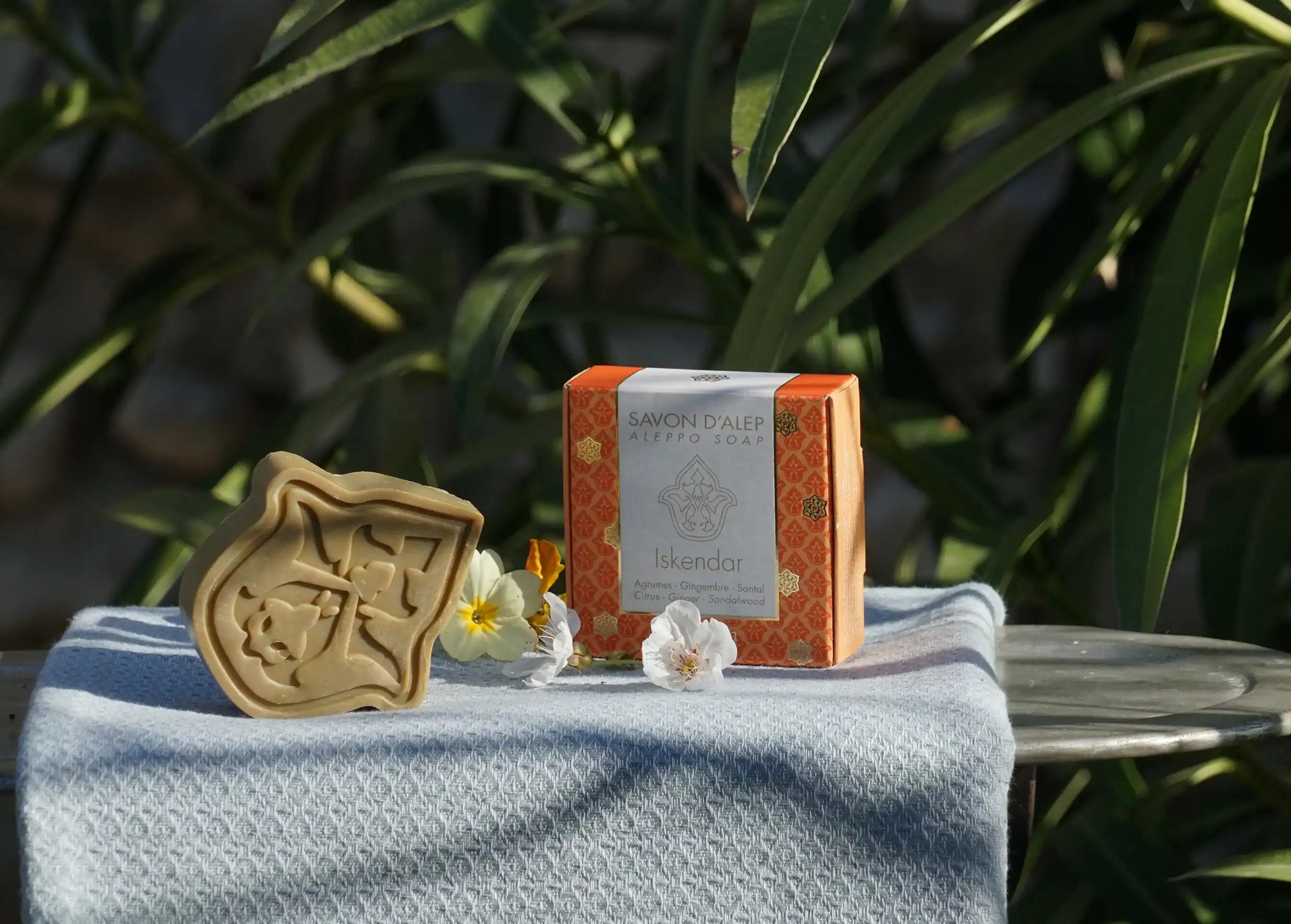 Savon d'Alep Iskendar avec boite orange aux motifs dorés et fleurs