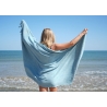 Fouta en coton biologique coloris aigue marine, tissée avec une face éponge, franges nouées à la main