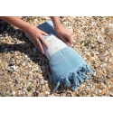Fouta en coton biologique coloris aigue marine, tissée avec une face éponge, franges nouées à la main