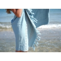 Fouta en coton biologique coloris aigue marine, tissée avec une face éponge, franges nouées à la main