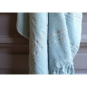 Fouta en coton biologique coloris aigue marine, tissée avec une face éponge, franges nouées à la main