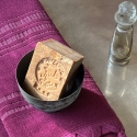 Fouta en coton biologique coloris AMETHYST, tissée avec une face éponge, franges nouées à la main