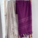 Fouta en coton biologique coloris AMETHYST, tissée avec une face éponge, franges nouées à la main