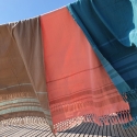 Fouta en coton biologique coloris CORAL. Tissage à plat et tissage nid d'abeille alternant rayures bicolores