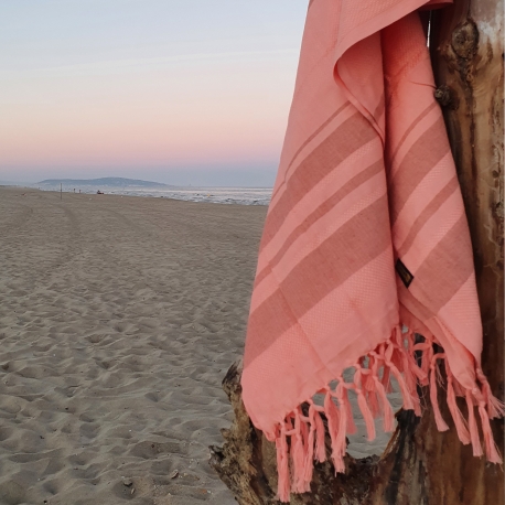 Fouta en coton biologique coloris CORAL. Tissage à plat et tissage nid d'abeille alternant rayures bicolores