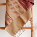 Fouta en coton biologique coloris Sable & Prune. Tissage jacquard nid d'abeilles 100 x 200 cm