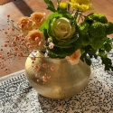 Grand vase déco coloris doré mat, à la finition martelée