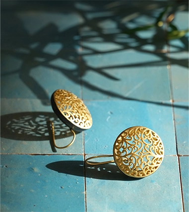 Bagues en laiton Jardin secret par Karawan, aux motifs découpés