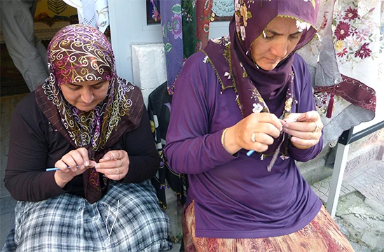Deux femmes turques en train de faire des dentelles traditionnelles au crochet. 