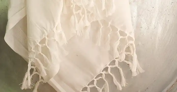 fouta dhoti blanche suspendue
