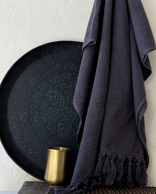 Dolce Fouta Onyx par Karawan, et plateau noir en laiton Arabesk