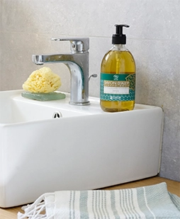 Savon d'Alep liquide dans une salle de bain