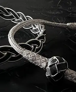 Bracelet en argent Tresse de la collection Kokaz par Karawan, posé sur une surface noire