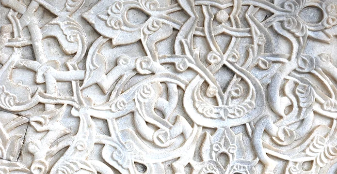 Décor blanc et motifs représentatifs de l'univers hammam