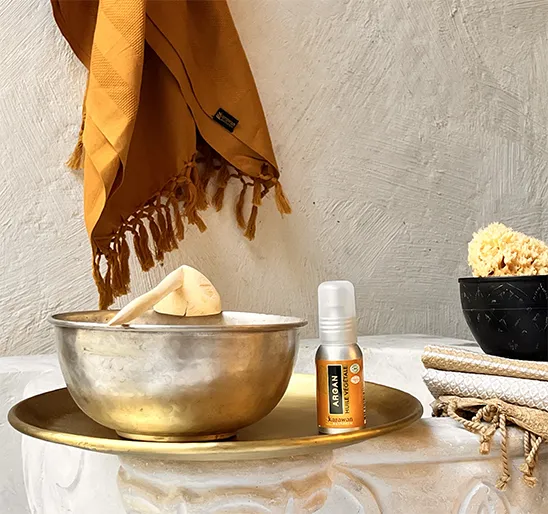 Plateau et bol hammam avec huile de soin à l'argan