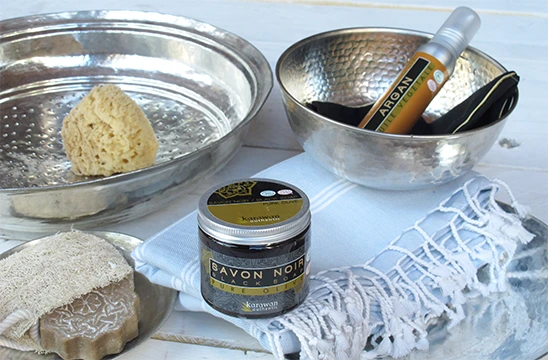 Objets d'hospitalité hammam avec accessoires de bain, bols et savon noir