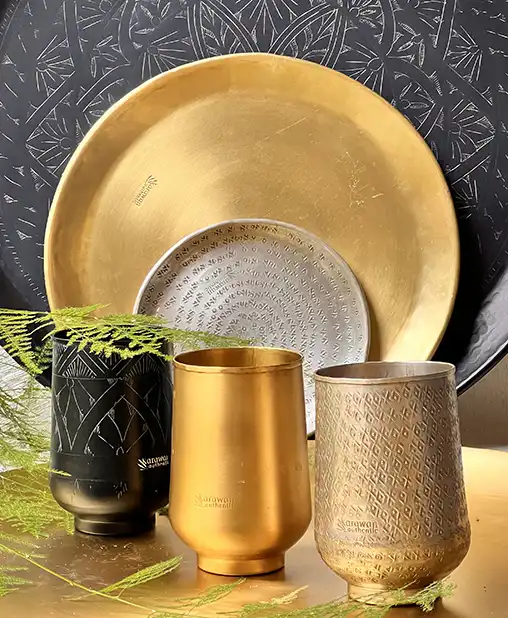 Ensemble de verres devant plusieurs plateaux de la marque Karawan